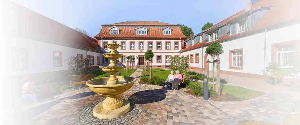 Innenhof des Wohn- und Pflegezentrums Schloss Bischofstein in Lengenfeld unterm Stein
